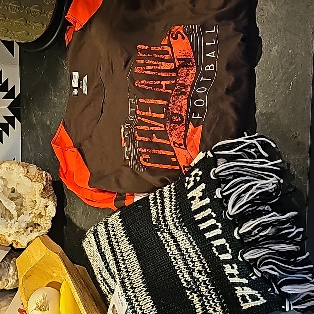 Women's cleveland browns shirt and knit scarf combo
